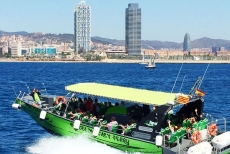 Schnellboot - Speedboat fahren an Barcelonas Küste