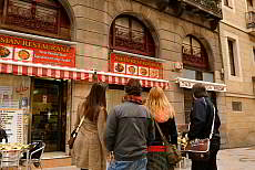 Guided Tour through the old town district Raval in English (private)
