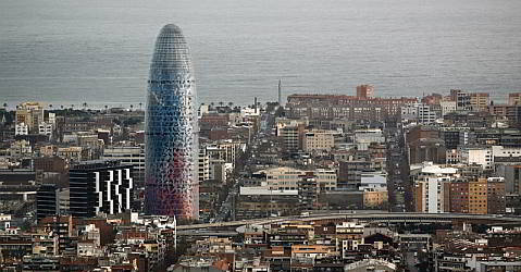 The environment of the Torre Agbar in Barcelona should symbolize the water